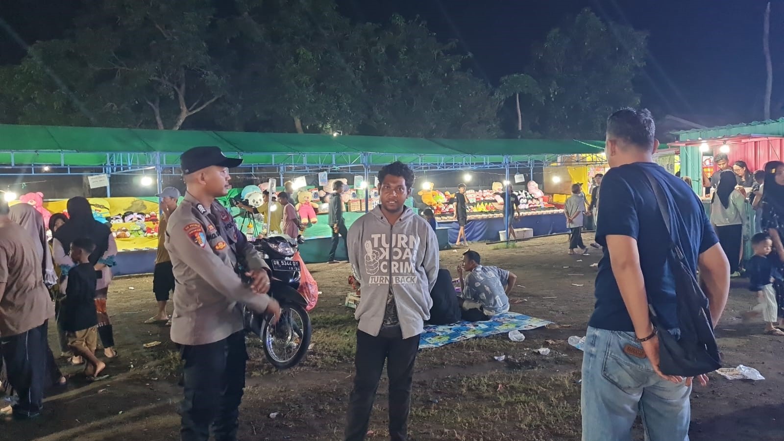 Patroli Polsek Kediri di Pasar Malam, Rasa Aman Terjamin (4) Patroli Polsek Kediri di Pasar Malam, Rasa Aman Terjamin