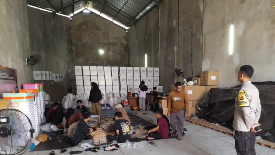 Pemantauan Ketat Gudang Logistik KPUD Lombok Barat Jelang Pemilu 2024 (3) Pemantauan Ketat Gudang Logistik KPUD Lombok Barat Jelang Pemilu 2024