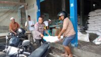Polsek Labuapi Awasi Penyaluran Pupuk Subsidi untuk Ketahanan Pangan (3) Polsek Labuapi Awasi Penyaluran Pupuk Subsidi untuk Ketahanan Pangan