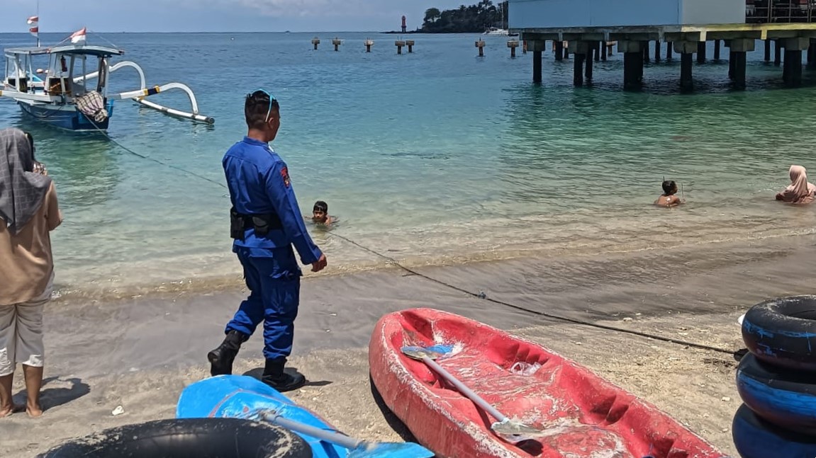 Satpolairud Lombok Barat Gelar Patroli Rutin di Pantai Senggigi Demi Keamanan Wisatawan (4) Satpolairud Lombok Barat Gelar Patroli Rutin di Pantai Senggigi Demi Keamanan Wisatawan