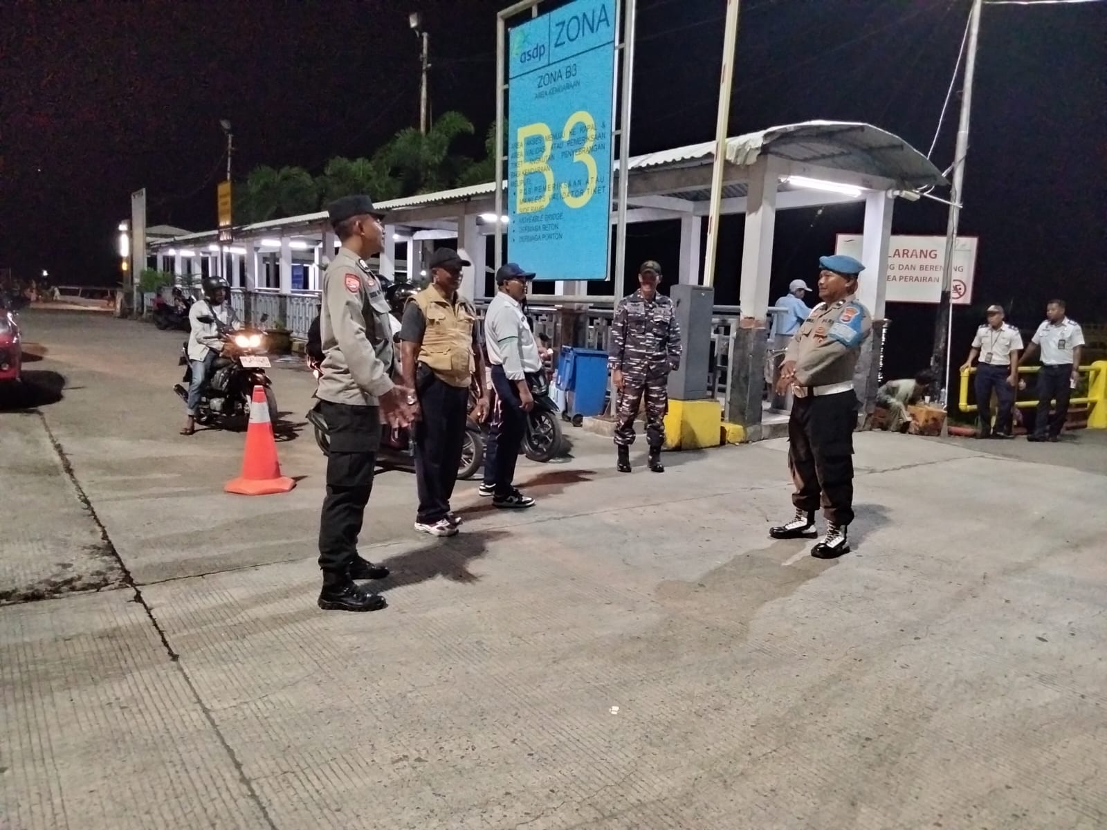 Malam di Pelabuhan Lembar, Patroli Ketat dan Pemeriksaan Bongkaran Demi Keamanan Penumpang (3) Malam di Pelabuhan Lembar, Patroli Ketat dan Pemeriksaan Bongkaran Demi Keamanan Penumpang