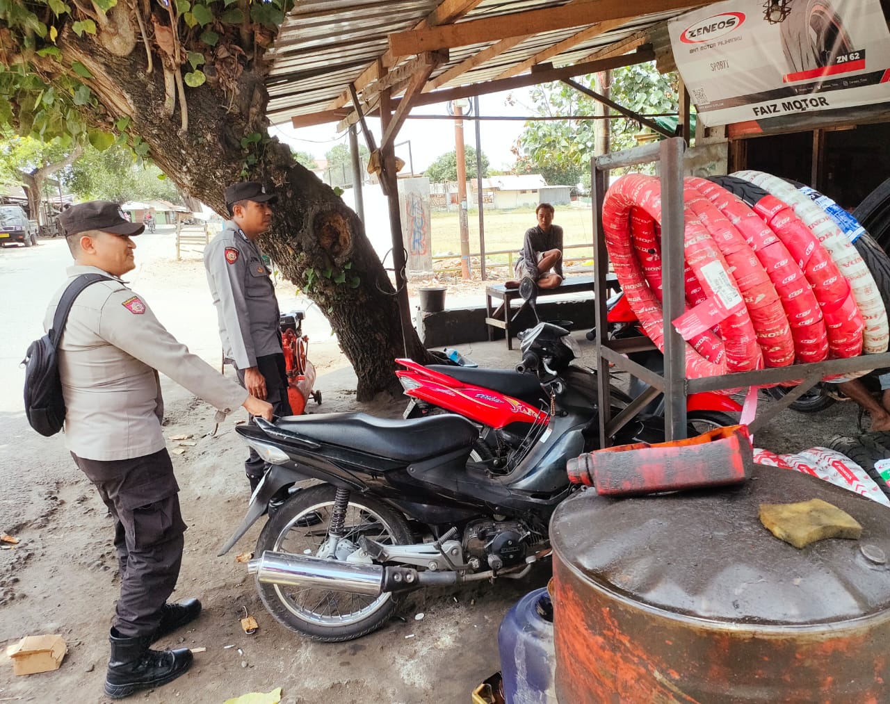 Pasca Pemilukada 2024 Polsek Kuripan Gencar Patroli Dialogis, Ini Pesan Pentingnya! (4) Pasca Pemilukada 2024 Polsek Kuripan Gencar Patroli Dialogis, Ini Pesan Pentingnya!