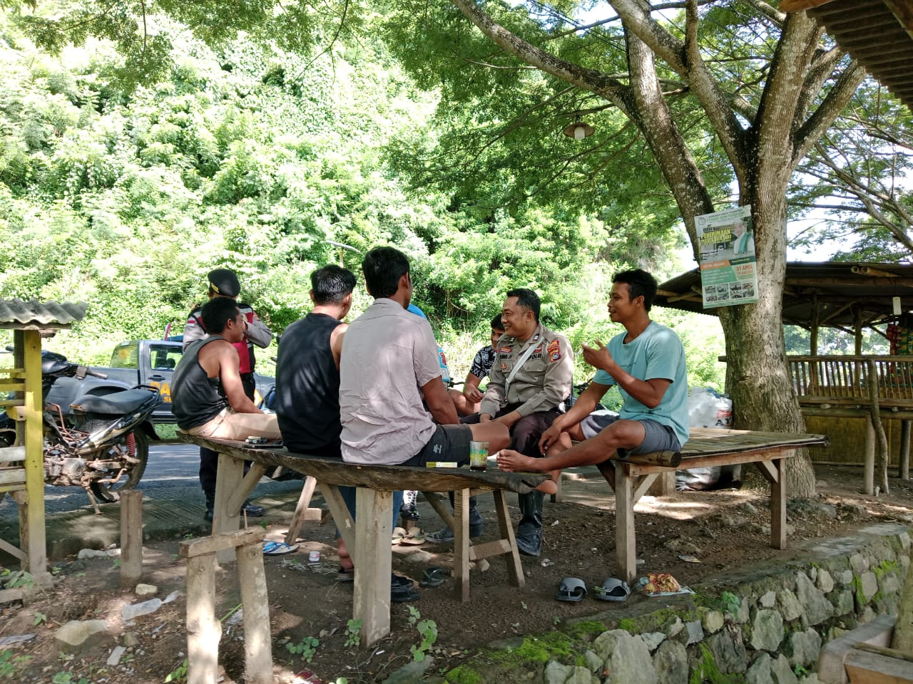 Patroli KRYD Polsek Sekotong Sasar Warga, Ini Tujuannya (3) Patroli KRYD Polsek Sekotong Sasar Warga, Ini Tujuannya