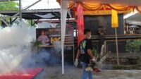 Cegah DBD, Polres Lombok Barat Proaktif Lakukan Fogging di Lingkungan Polsek