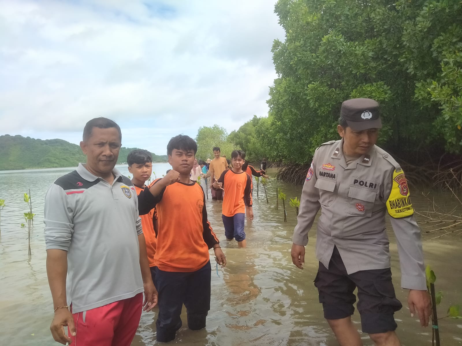 Sinergi Polisi, Mahasiswa, dan Warga Lestarikan Mangrove Sekotong (1) Sinergi Polisi, Mahasiswa, dan Warga Lestarikan Mangrove Sekotong