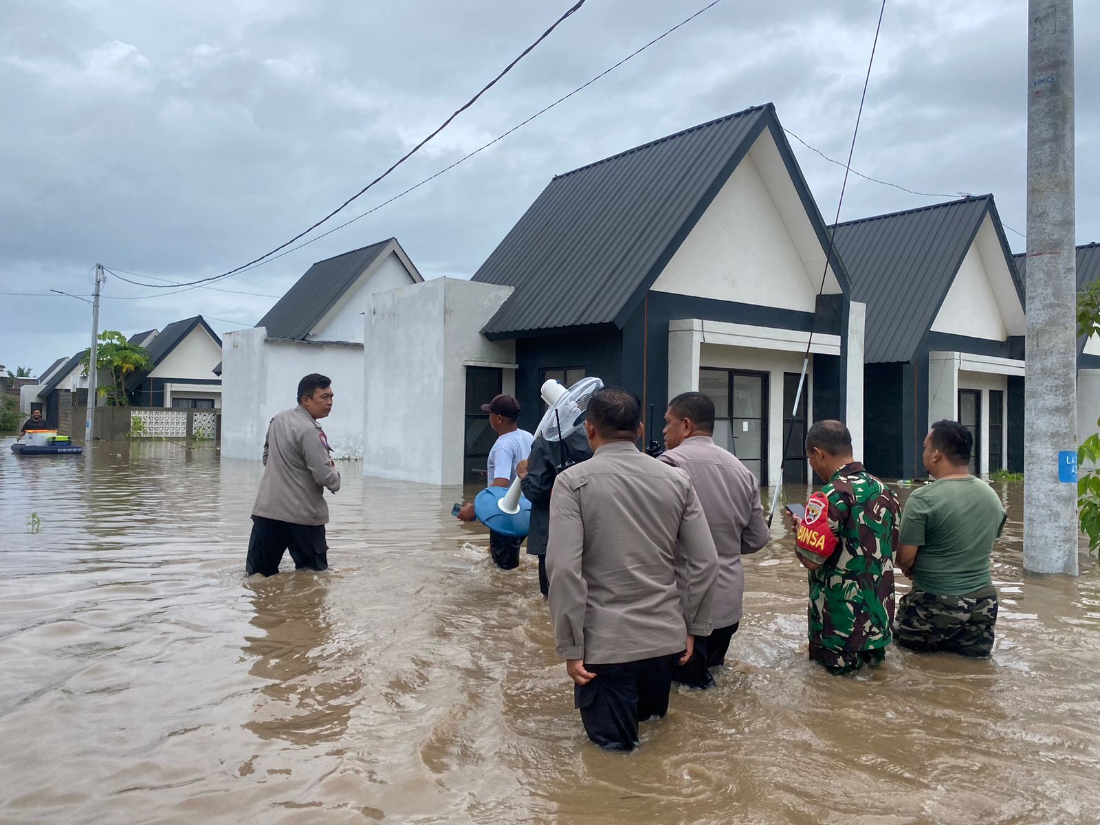 Banjir di Lombok Barat Kapolres Pimpin Evakuasi, Forkopimda Siagakan Bantuan! (4) Banjir di Lombok Barat Kapolres Pimpin Evakuasi, Forkopimda Siagakan Bantuan!
