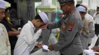 Berkah Nisfu Sya'ban, Propam Polres Lombok Barat Santuni Anak Yatim di Masjid Alittihad (8) Berkah Nisfu Sya'ban, Propam Polres Lombok Barat Santuni Anak Yatim di Masjid Alittihad