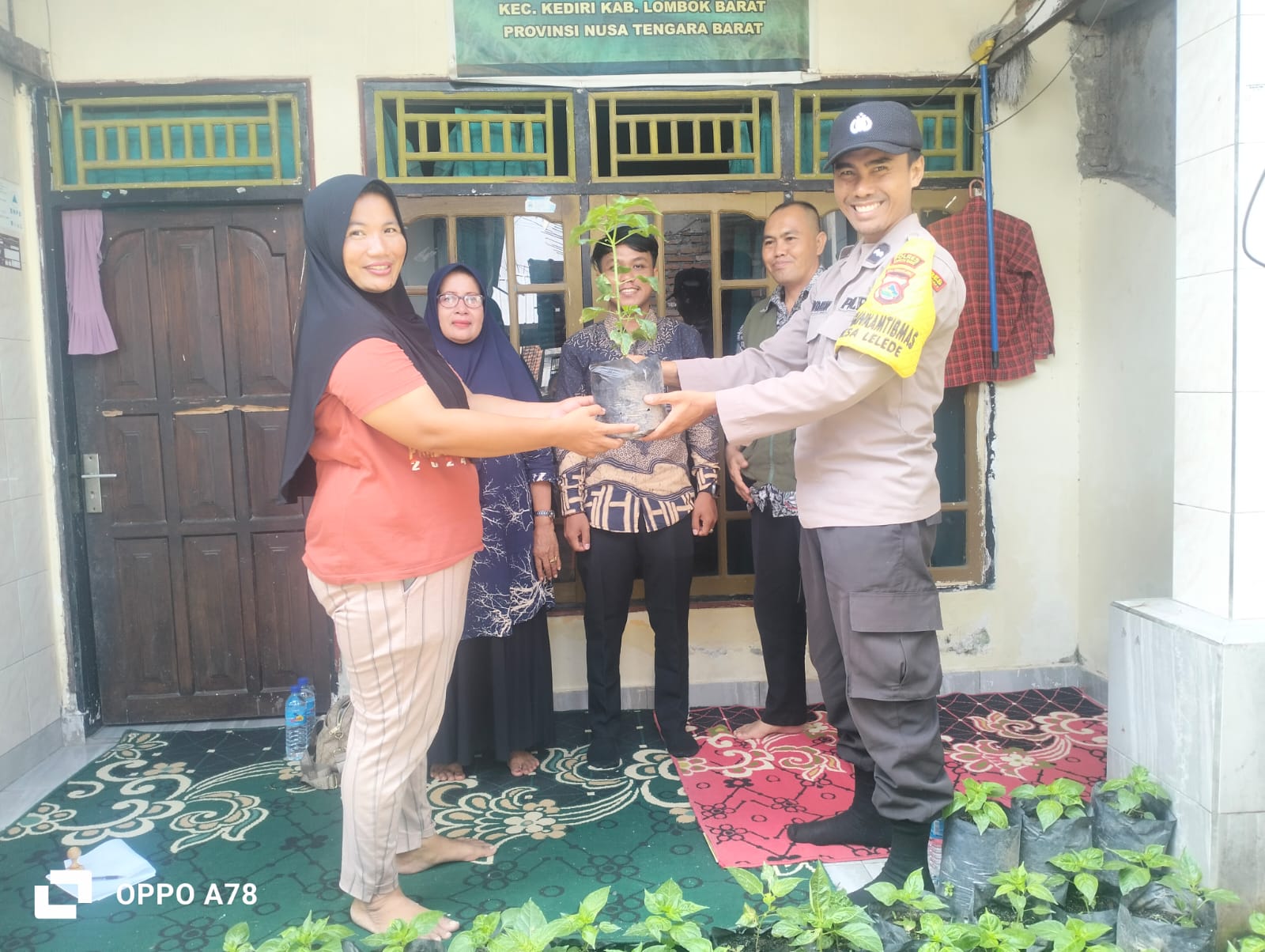 Bhabinkamtibmas Lelede Salurkan 180 Bibit Cabai untuk KWT Cempaka Bersatu (3) Bhabinkamtibmas Lelede Salurkan 180 Bibit Cabai untuk KWT Cempaka Bersatu