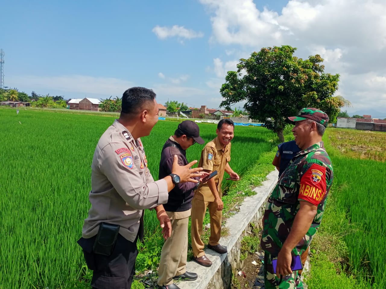 Bhabinkamtibmas dan PPL Cek Lahan Kosong, Dukung Ketahanan Pangan! (4) Karang Bongkot Punya Potensi! Lahan Kosong Siap Digarap Petani