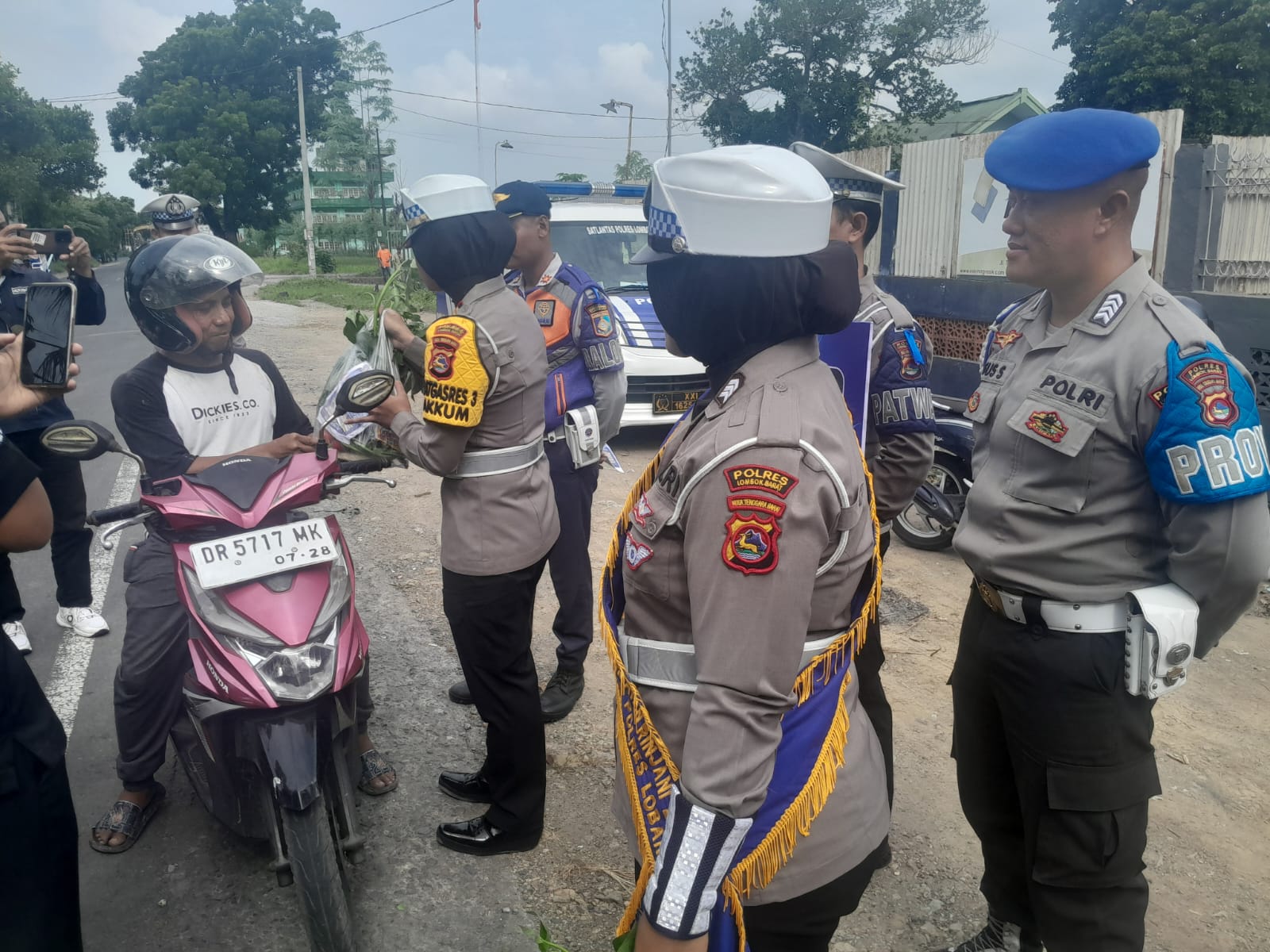 Humanis dan Reward Sayuran, Operasi Keselamatan Rinjani 2025 Polres Lobar (3) Polres Lobar Gelar Operasi Keselamatan Rinjani 2025: Edukasi Humanis, Reward Sayuran Segar