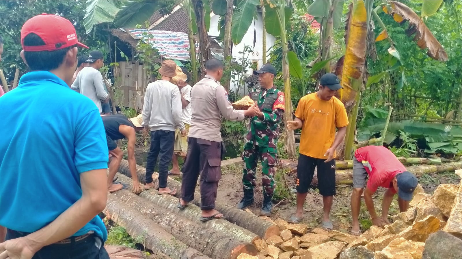 Jalan Putus di Sekotong, TNI-Polri dan Warga Gotong Royong Bangun Jalan Darurat (4) Jalan Putus di Sekotong, TNI-Polri dan Warga Gotong Royong Bangun Jalan Darurat
