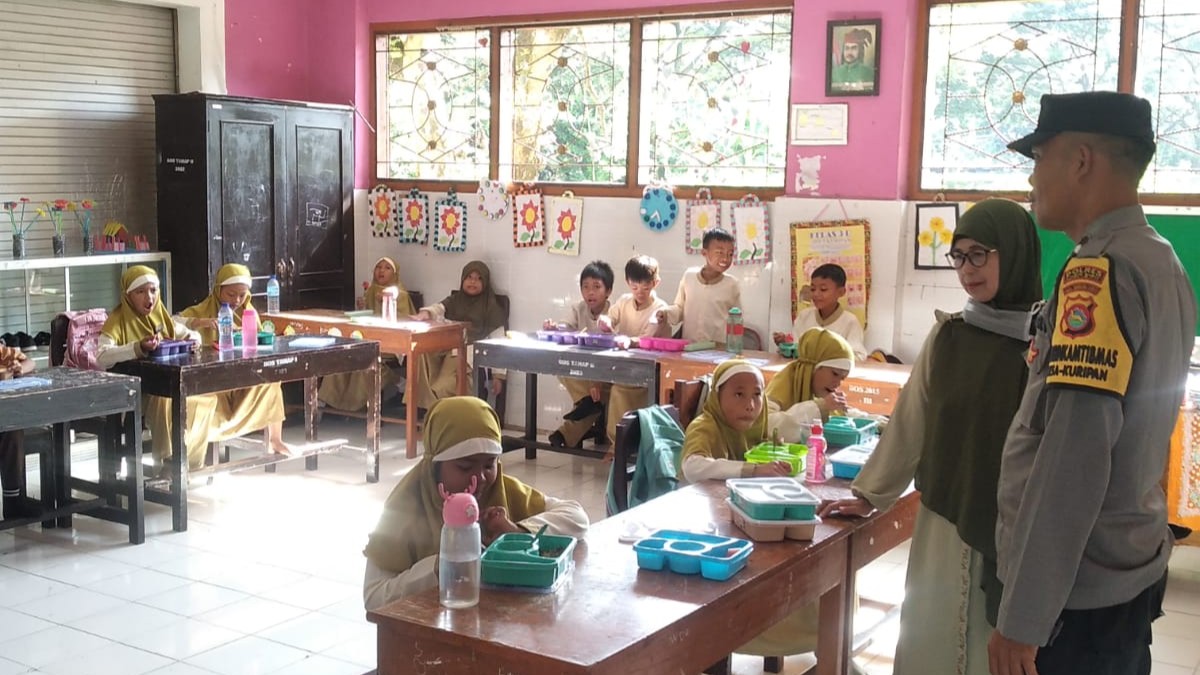 MBG di Kuripan, Ribuan Siswa Lombok Barat Terima Makanan Bergizi Gratis (4) MBG di Kuripan, Ribuan Siswa Lombok Barat Terima Makanan Bergizi Gratis