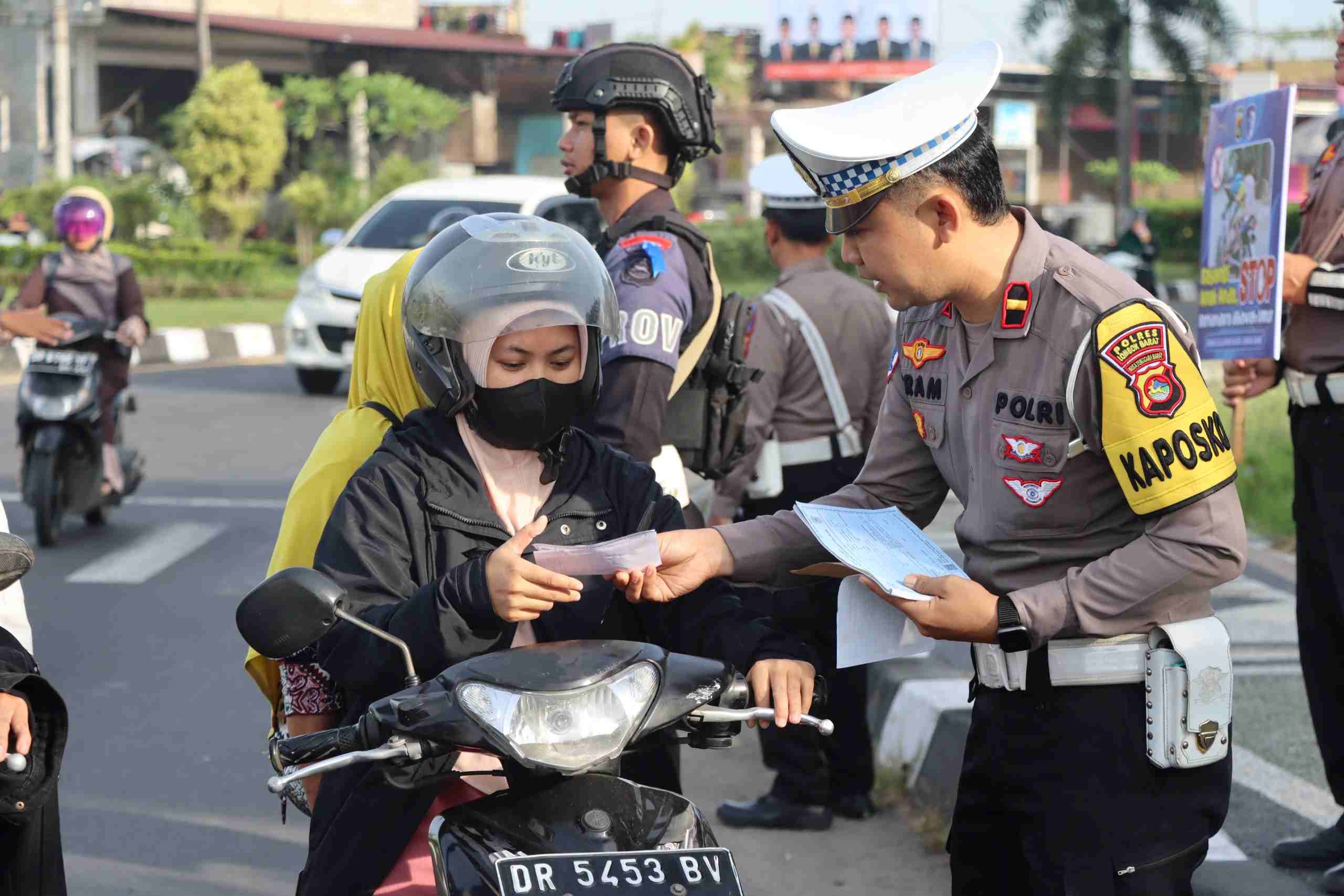 Operasi Keselamatan Rinjani 2025, Polres Lobar Edukasi Pengendara dengan Hadiah Sayuran (3) Operasi Keselamatan Rinjani 2025, Polres Lobar Edukasi Pengendara dengan Hadiah Sayuran