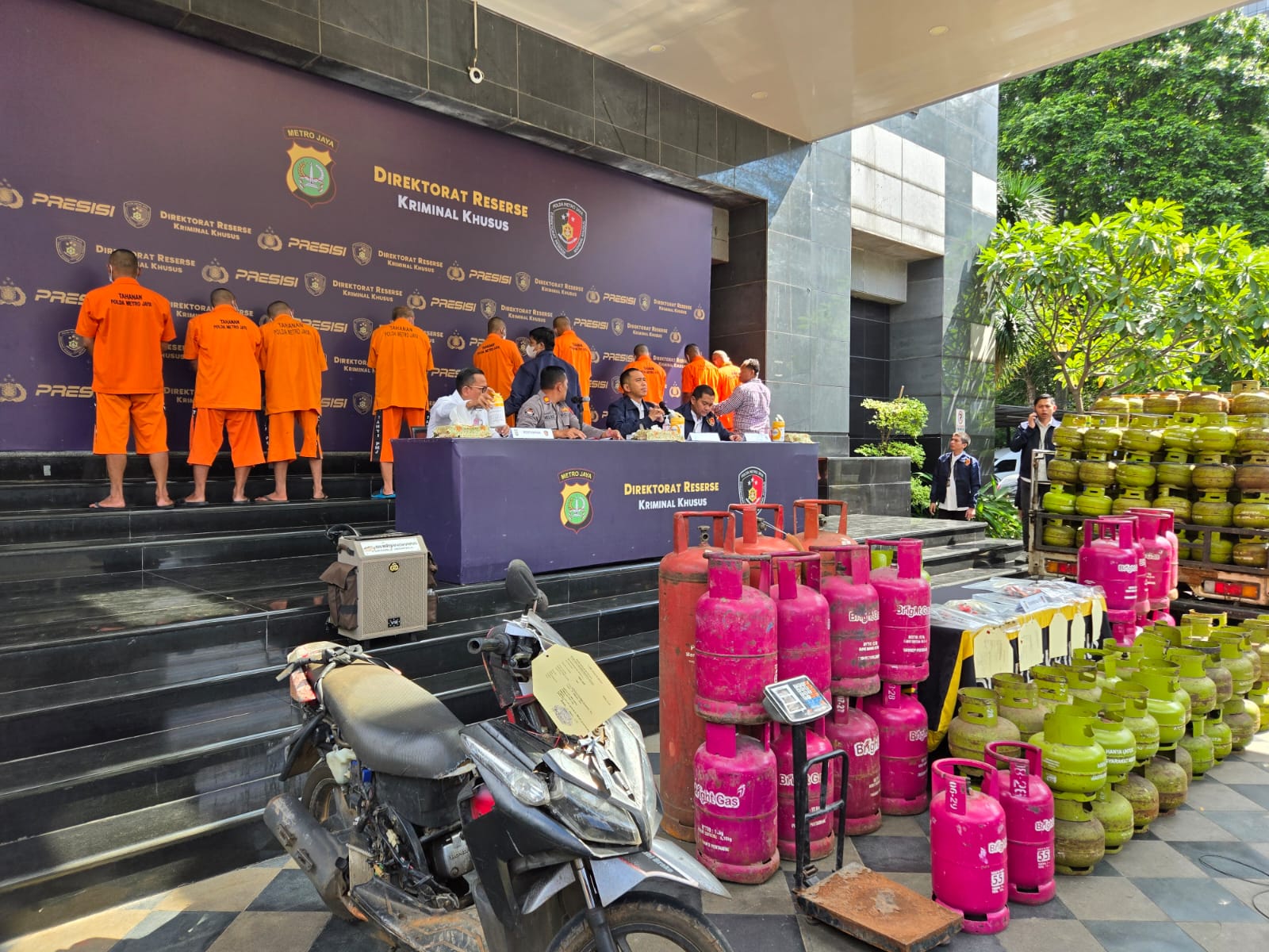 Polisi Ungkap Kasus Pengoplosan Gas Elpiji di Bekasi dan Jakarta (2) Polisi Ungkap Kasus Pengoplosan Gas Elpiji di Bekasi dan Jakarta