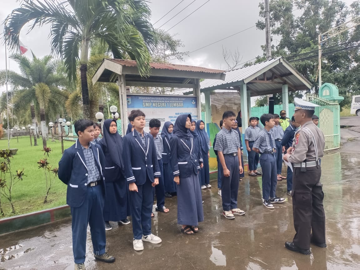 Polres Lobar Tanamkan Keselamatan Lalu Lintas Sejak Dini di SMPN 1 Lembar (5) Polres Lobar Tanamkan Keselamatan Lalu Lintas Sejak Dini di SMPN 1 Lembar