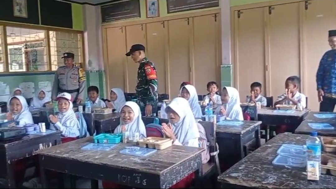 Sinergi Polisi, TNI, dan SPPG Sukseskan Program Makan Bergizi di Lombok Barat (3) Sinergi Polisi, TNI, dan SPPG Sukseskan Program Makan Bergizi di Lombok Barat