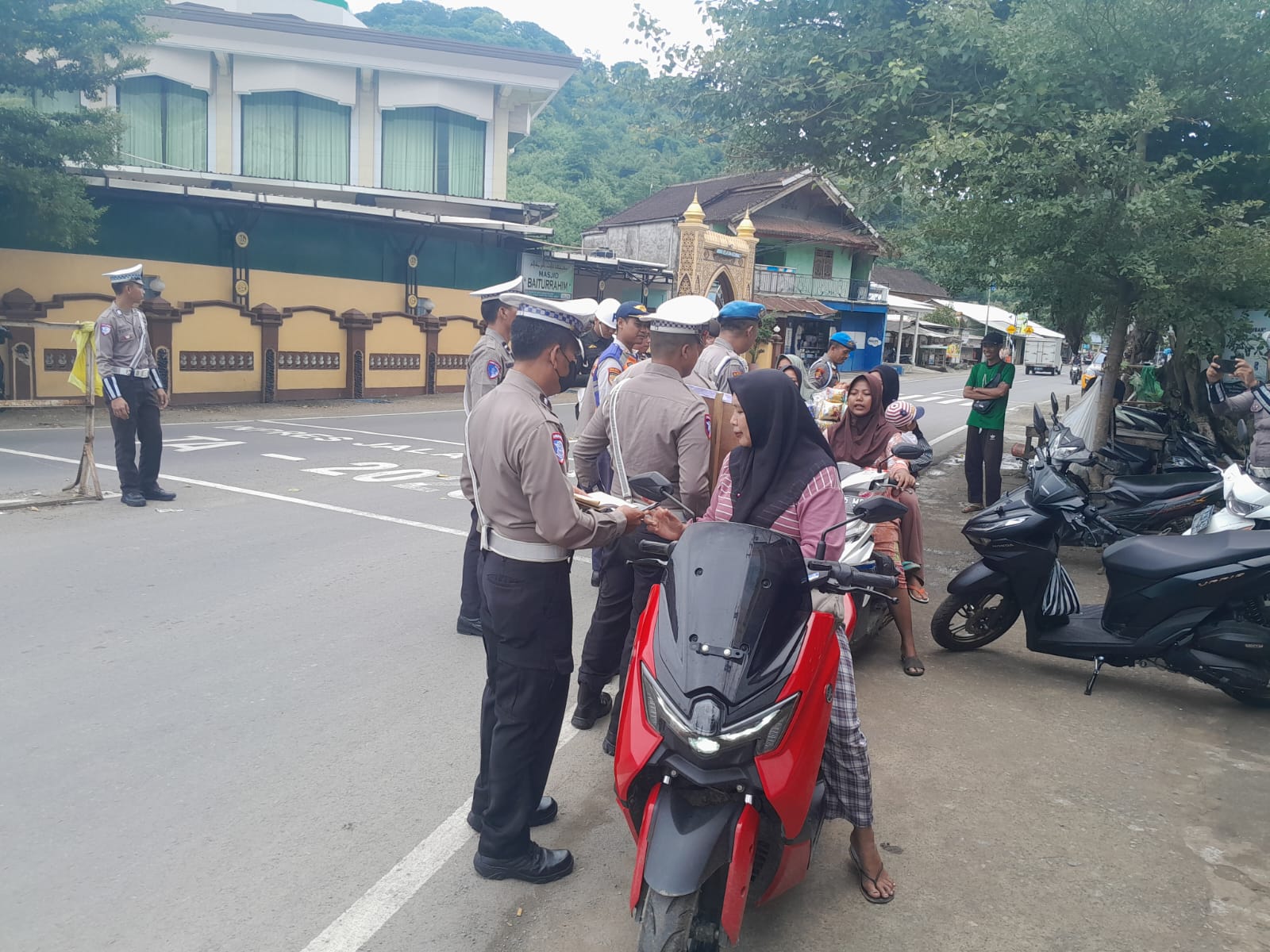 Tertib Lalu Lintas Aman di Jalan, Operasi Keselamatan Rinjani 2025 di Lombok Barat (4) Sinergi TNI-Polri-Dishub: Sukseskan Operasi Keselamatan Rinjani 2025 di Lombok Barat