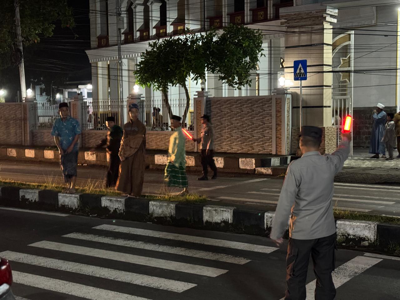 Patroli Subuh Ramadan, Polsek Kediri Jaga Keamanan Masjid (4) Aman dan Khusyuk! Polsek Kediri Kawal Ibadah Shalat Subuh