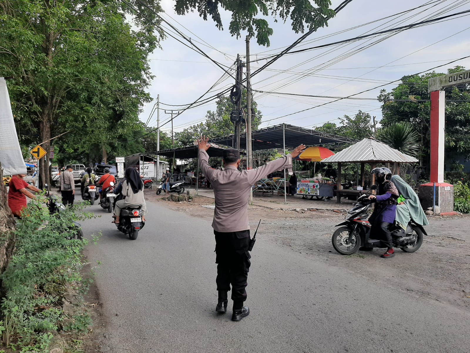 Pengamanan Ngabuburit di Labuapi, Lalu Lintas Lancar! (4) Ngabuburit Lancar! Polisi Atur Lalu Lintas di Labuapi