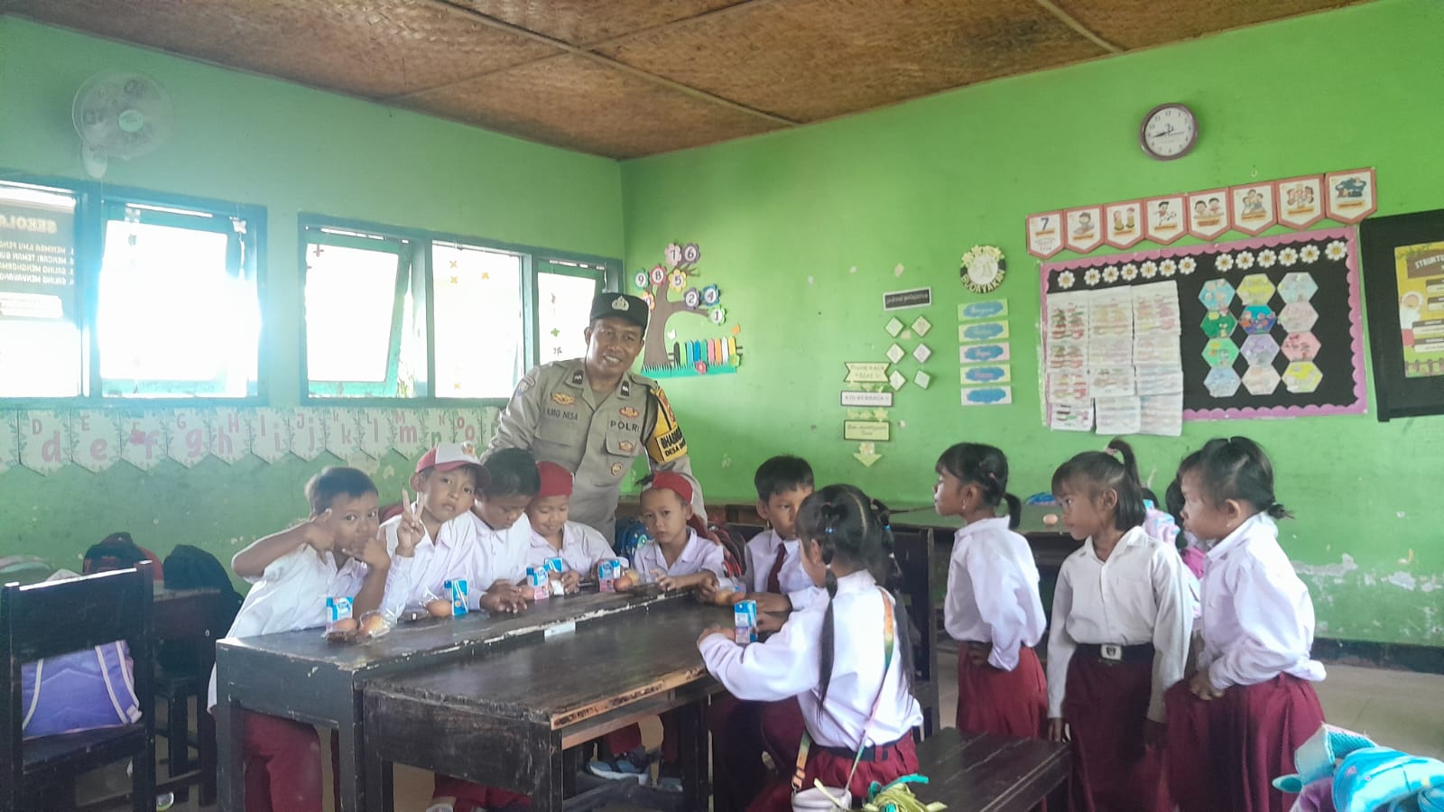 Polsek Gerung Kawal Program Gizi Anak, 192 Siswa Terima MBG (1) GERUNG, Lombok Barat – Kepolisian Sektor (Polsek) Gerung, di bawah naungan Polres Lombok Barat, Polda NTB, menunjukkan komitmennya dalam mendukung program pemerintah untuk meningkatkan gizi anak-anak. Bhabinkamtibmas Desa Dasan Tapen, AIPDA I Komang Nesa, terjun langsung melaksanakan pengamanan dan monitoring kegiatan pemberian paket Makan Bergizi Gratis (MBG) di Sekolah Dasar Negeri (SDN) 2 Dasan Tapen, Gerung, Lombok Barat. Kegiatan yang berlangsung pada Senin, 10 Maret 2025, mulai pukul 09.30 Wita hingga selesai, menyasar seluruh siswa SDN 2 Dasan Tapen. Pemberian paket MBG ini diinisiasi oleh Satuan Pelayanan Pemenuhan Gizi (SPPG) Wilayah Kecamatan Gerung. Kapolsek Gerung, Iptu I Gusti Agung Bayu Damana, menjelaskan bahwa kegiatan pengamanan dan monitoring ini merupakan bentuk dukungan Polri terhadap program-program pemerintah yang bertujuan untuk meningkatkan kesejahteraan masyarakat, terutama di bidang pendidikan dan kesehatan. Dukungan Penuh Polsek Gerung untuk Program Gizi Anak “Kami dari Polsek Gerung sangat mendukung kegiatan positif seperti ini. Pemberian makan bergizi gratis ini sangat penting untuk memastikan anak-anak kita mendapatkan asupan gizi yang cukup, sehingga mereka dapat tumbuh dan berkembang secara optimal,” ujar Iptu I Gusti Agung Bayu Damana. Beliau menambahkan, kehadiran Bhabinkamtibmas dalam kegiatan ini juga bertujuan untuk memastikan kegiatan berjalan lancar, aman, dan tepat sasaran. “Selain melakukan pengamanan, Bhabinkamtibmas juga melakukan monitoring untuk memastikan bahwa bantuan ini benar-benar sampai kepada yang berhak dan memberikan manfaat yang maksimal bagi siswa SDN 2 Dasan Tapen,” lanjutnya. Sinergi untuk Generasi Sehat dan Cerdas Kegiatan pemberian paket MBG ini dihadiri oleh berbagai pihak, menunjukkan sinergi yang baik antara kepolisian, pemerintah daerah, dan pihak sekolah. Selain AIPDA I Komang Nesa dari Bhabinkamtibmas Desa Dasan Tapen, hadir pula tim dari SPPG Wilayah Kecamatan Gerung, serta Kepala Sekolah Dasar Negeri 2 Dasan Tapen, Murdani, S.Pd., beserta para dewan guru. Kepala Sekolah SDN 2 Dasan Tapen, Murdani, S.Pd., menyampaikan apresiasi yang mendalam atas perhatian dan bantuan yang diberikan oleh SPPG Kecamatan Gerung dan Polsek Gerung. “Kami sangat berterima kasih atas bantuan paket makan bergizi gratis ini. Tentu ini sangat bermanfaat bagi siswa-siswi kami. Kami juga berterima kasih atas kehadiran Bapak Bhabinkamtibmas yang telah mengawal kegiatan ini,” ungkap Murdani. 192 Siswa SDN 2 Dasan Tapen Terima Paket MBG Sebanyak 192 siswa SDN 2 Dasan Tapen menerima paket makan bergizi gratis pada kegiatan ini. Paket MBG diharapkan dapat membantu memenuhi kebutuhan gizi siswa, meningkatkan konsentrasi belajar, dan pada akhirnya meningkatkan kualitas pendidikan di SDN 2 Dasan Tapen. Kegiatan pemberian paket MBG dan pengamanan oleh Bhabinkamtibmas ini merupakan contoh nyata kolaborasi positif antara berbagai pihak untuk mewujudkan generasi Indonesia yang sehat, cerdas, dan berprestasi. Polsek Gerung berkomitmen untuk terus mendukung program-program pemerintah dan hadir di tengah masyarakat untuk menciptakan situasi kamtibmas yang kondusif serta memberikan pelayanan yang terbaik.