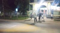 Polsek Sekotong Jaga Keamanan Tarawih, Jamaah Merasa Nyaman (3) Khusyuk Beribadah, Polisi Siaga Kawal Tarawih di Sekotong