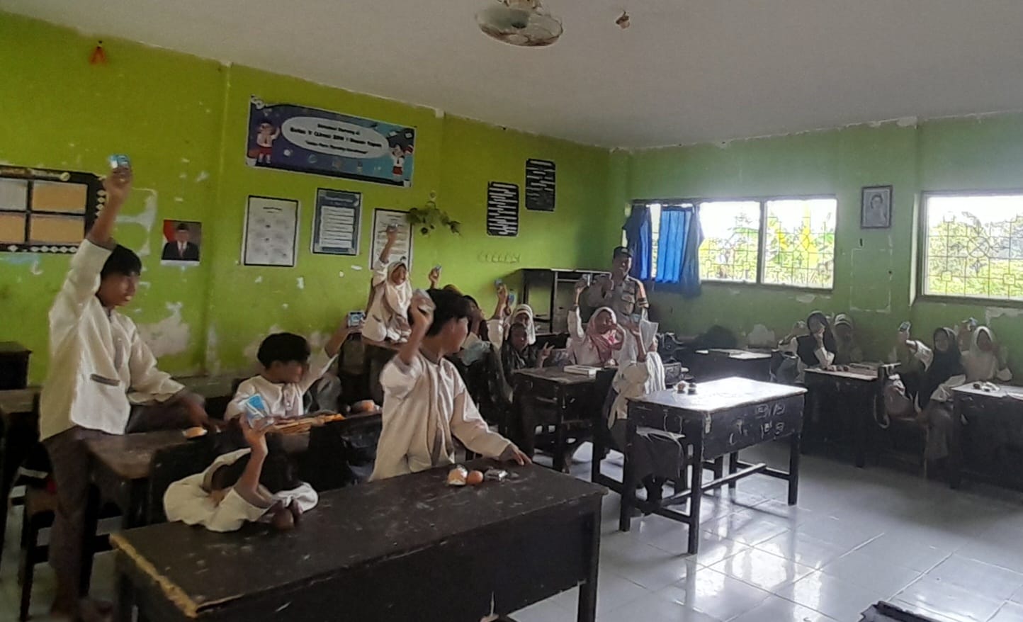 Ratusan Siswa SD di Lombok Barat Terima Makan Bergizi Gratis (1) Sinergi Polri dan SPPG: Dukung Gizi Sehat untuk Siswa SD