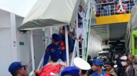 Sigap! Petugas Pos Pelayanan Pelabuhan Lembar Selamatkan Penumpang Alami Keguguran (4) Evakuasi Darurat! Penumpang di Pelabuhan Lembar Alami Keguguran