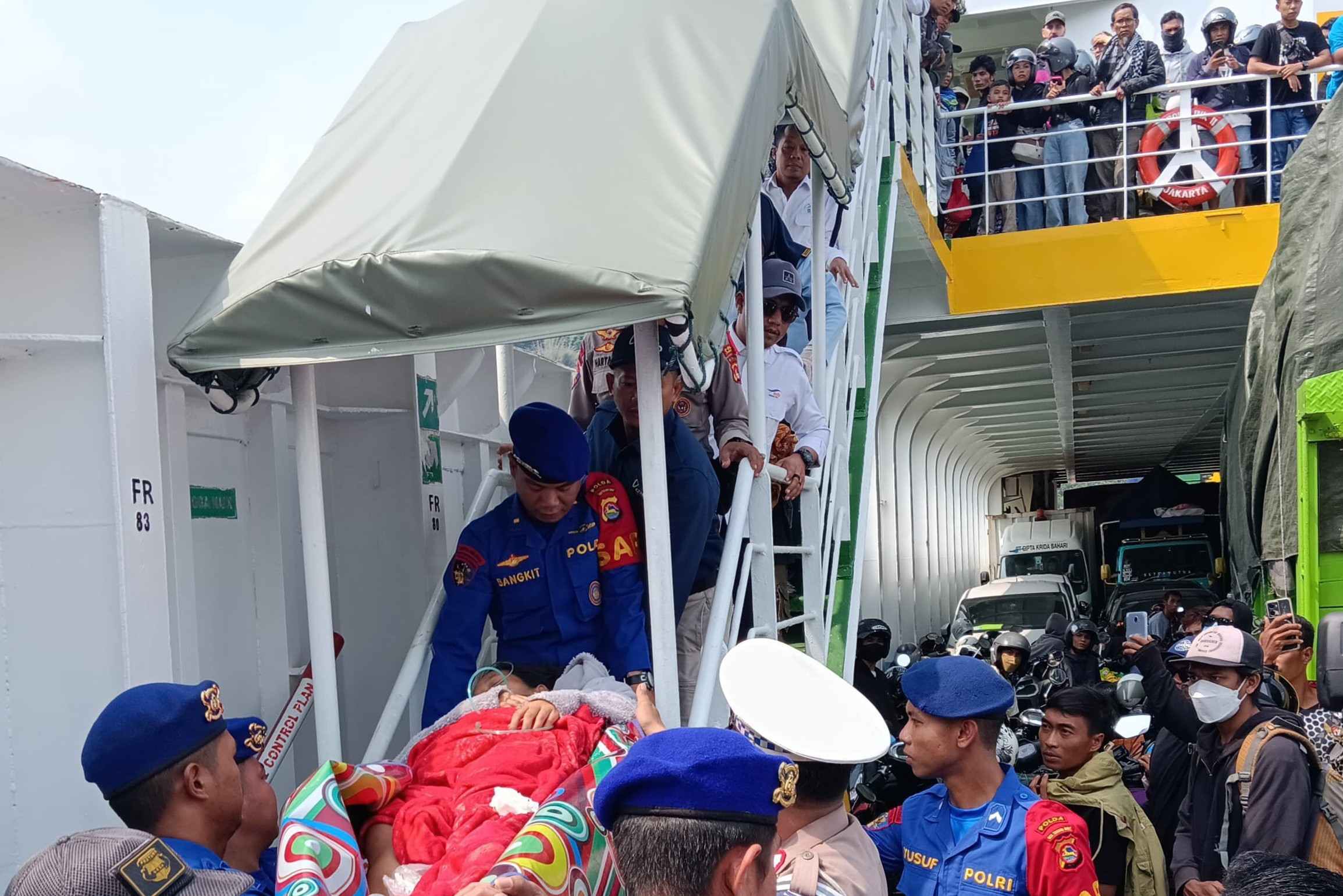 Sigap! Petugas Pos Pelayanan Pelabuhan Lembar Selamatkan Penumpang Alami Keguguran (4) Evakuasi Darurat! Penumpang di Pelabuhan Lembar Alami Keguguran