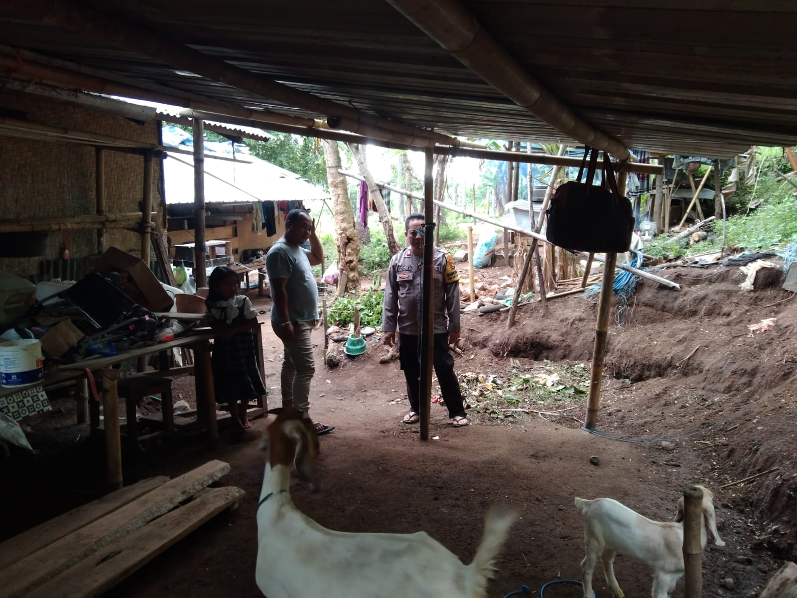 WhatsApp Image 2025-03-13 at 10.27.22 Polsek Batulayar Dorong Warga Manfaatkan Lahan untuk Pangan