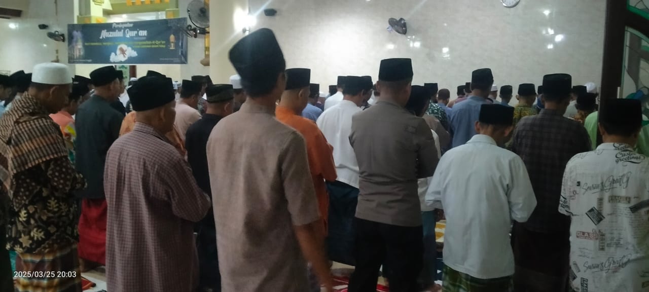 WhatsApp Image 2025-03-25 at 21.07.53 Kapolsek Kediri Pimpin Tarawih Keliling, Jaga Keamanan dan Kenyamanan Warga