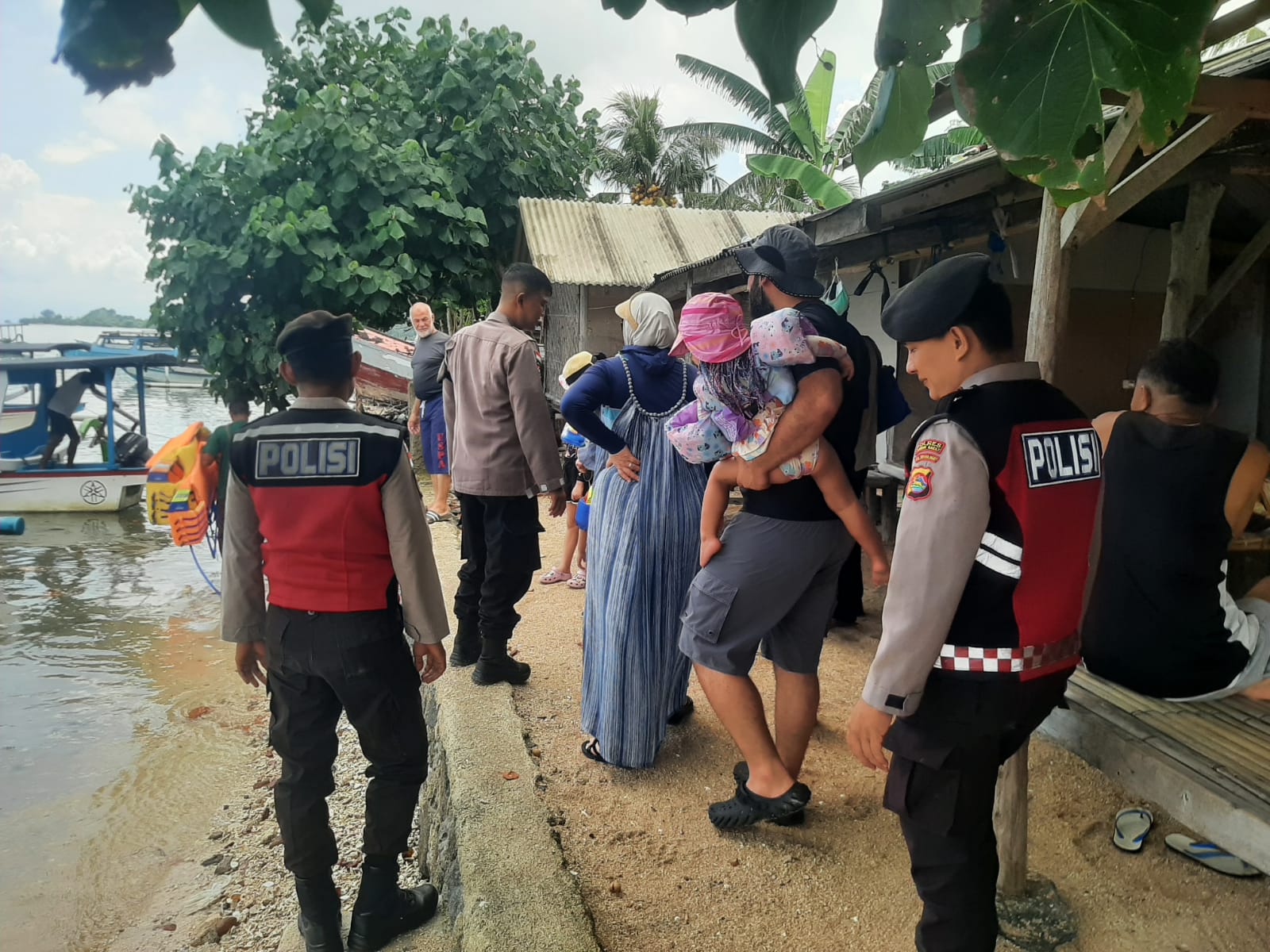 Patroli Dialogis Polsek Sekotong Tingkatkan Keamanan dan Kenyamanan di Destinasi Wisata Pantai B ( Patroli Dialogis Polsek Sekotong, Upaya Jaga Keamanan Wisata