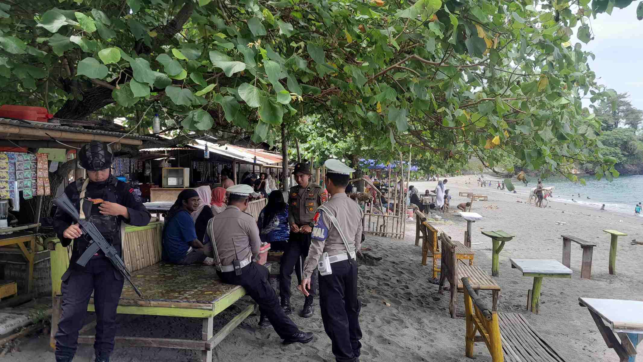 Patroli Ops Ketupat Rinjani 2025, Polisi Jaga Wisatawan di Pantai Lombok Barat (4) Patroli Ops Ketupat Rinjani 2025, Polisi Jaga Wisatawan di Pantai Lombok Barat