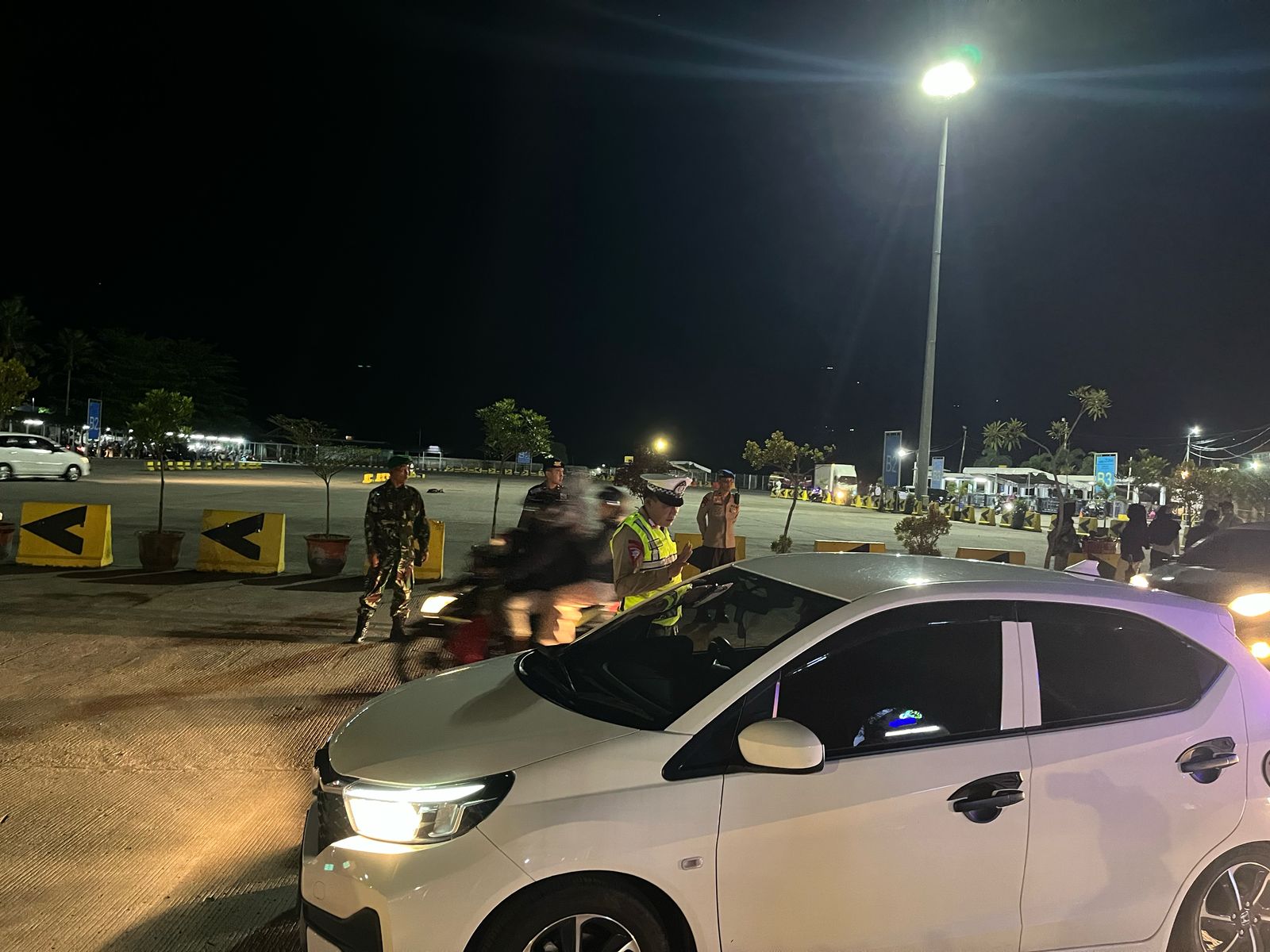 Pengamanan Ketat di Pelabuhan Lembar, Polisi Pastikan Keamanan Arus Mudik (5) Keamanan Mudik Ditingkatkan, Polisi Awasi Kedatangan Kapal di Lembar