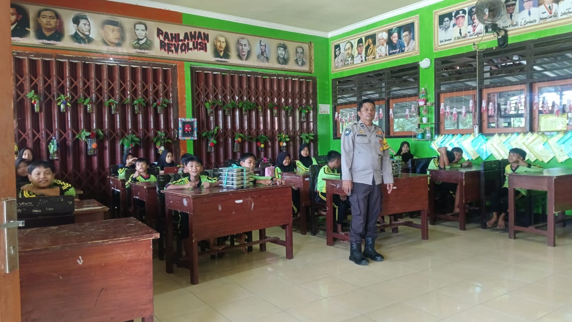 Polsek Gerung Kawal Distribusi Makan Bergizi Gratis untuk Ratusan Siswa di Beleka (4)