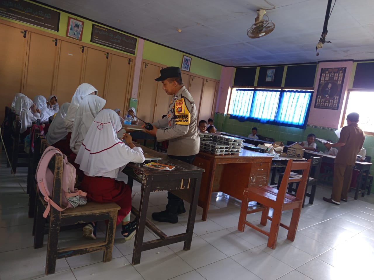 Polsek Gerung Kawal Ketat Program Makan Bergizi Gratis, Pastikan Berjalan Lancar dan Tepat Sasaran (6) Polsek Gerung Kawal Ketat Program Makan Bergizi Gratis, Pastikan Berjalan Lancar dan Tepat Sasaran