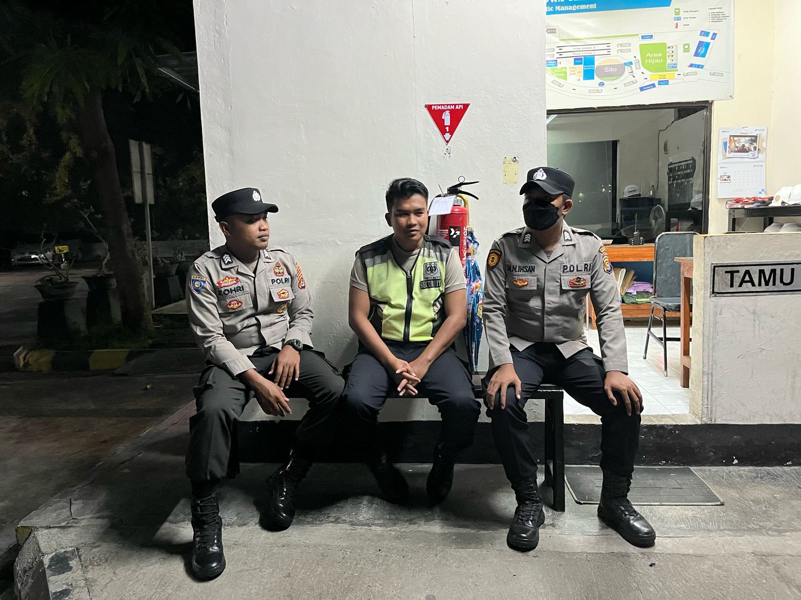 Polsek Kawasan Pelabuhan Lembar Intensifkan Patroli Malam Cegah Premanisme di Objek Vital (1) Polsek Lembar Gencarkan Patroli Malam, Pekerja Merasa Lebih Aman