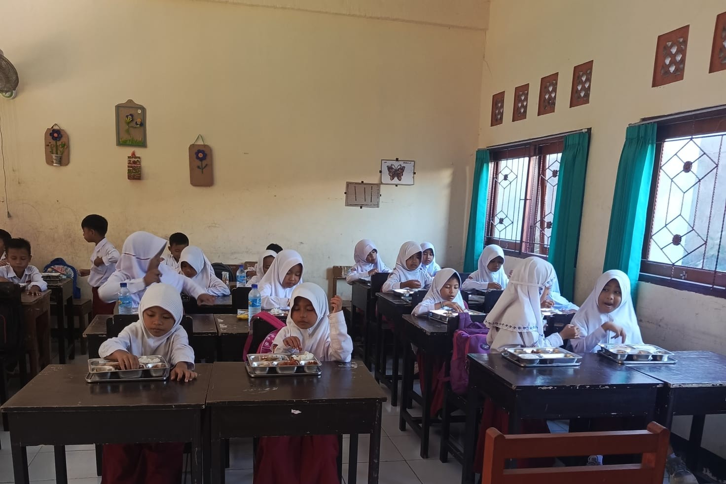 Polsek Labuapi Kawal Uji Coba Program Makan Bergizi Gratis di Lombok Barat (3) Polsek Labuapi Kawal Uji Coba Program Makan Bergizi Gratis di Lombok Barat