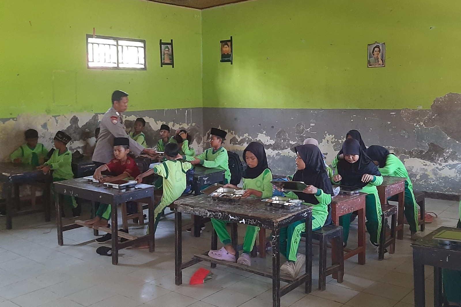 Polsek Lembar Pastikan Program Makan Bergizi Gratis Berjalan Aman dan Lancar (8) Polsek Lembar Pastikan Program Makan Bergizi Gratis Berjalan Aman dan Lancar