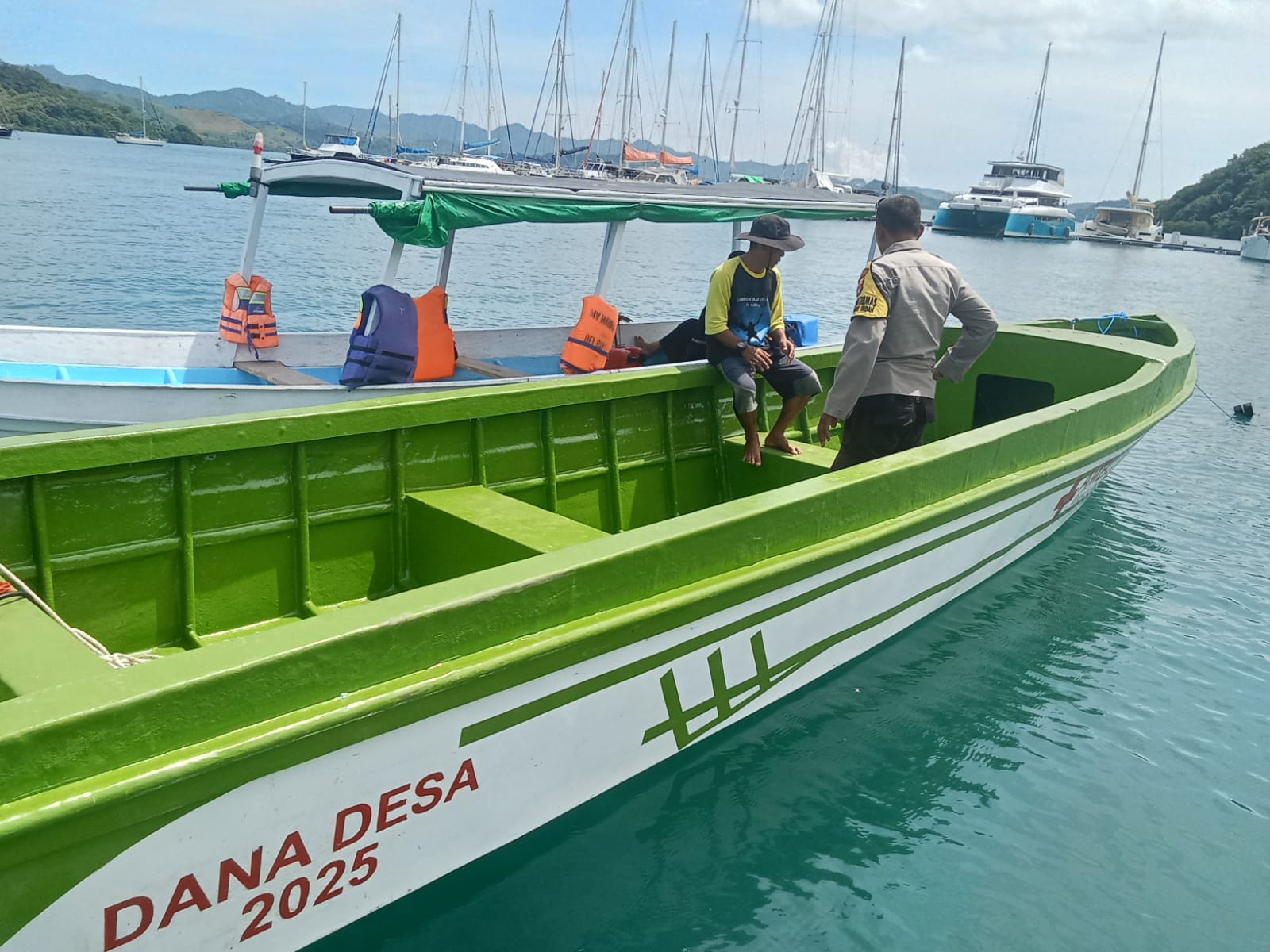 Polsek Sekotong Pastikan Keamanan Ambulance Laut untuk Warga Gili Gede Indah (4) Kepedulian Polri: Pengecekan Ambulance Boat untuk Keamanan Masyarakat Pulau