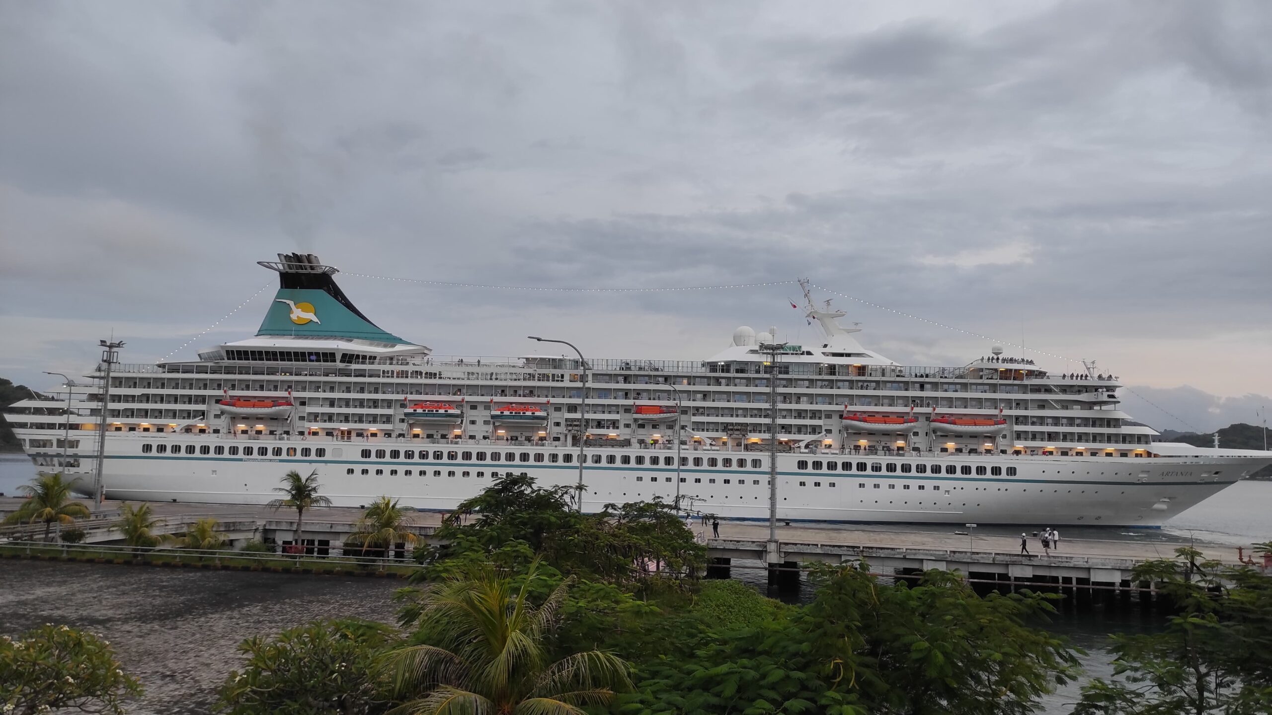 Ratusan Wisatawan Mancanegara Jelajahi Lombok, Kapal Pesiar MV Artania Sandar Mulus di Pelabu ( (6) Ratusan Wisatawan Mancanegara Jelajahi Lombok, Kapal Pesiar MV Artania Sandar Mulus di Pelabu