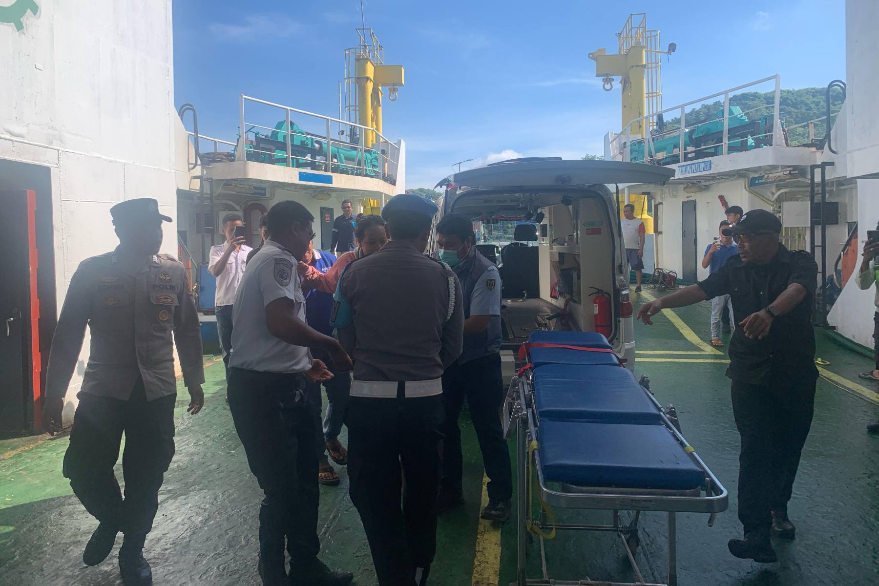 Sinergi Tanggap Darurat, Polisi dan BKK Evakuasi Ibu Melahirkan di Kapal (6) Kolaborasi Polsek dan BKK Lembar Selamatkan Ibu Melahirkan di Kapal