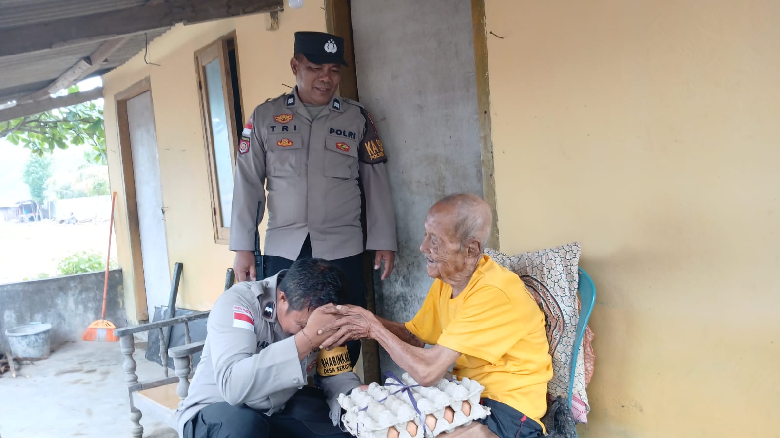 Wujudkan Lombok Barat Mantap, Polsek Sekotong Salurkan Bantuan Nutrisi Langsung ke Rumah Warga Lansia (3) Polsek Sekotong Dukung Program Lombok Barat Mantap lewat Aksi Sosial