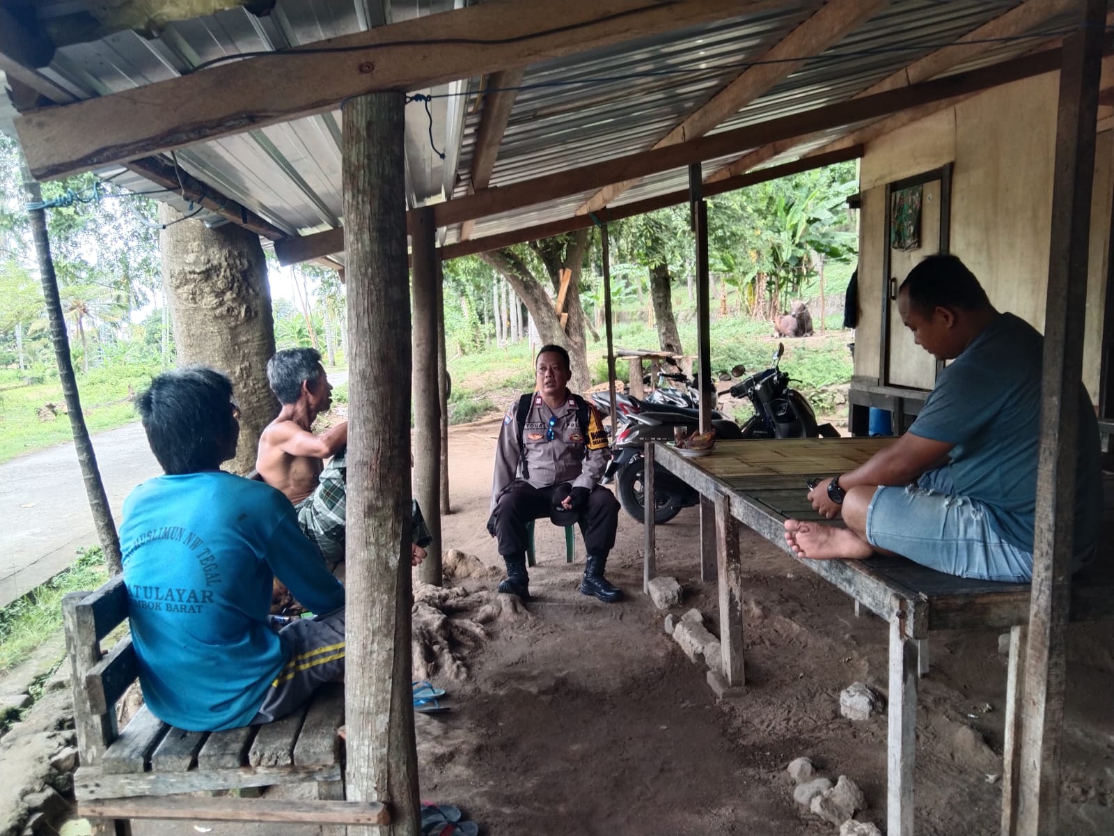 Bhabinkamtibmas Batulayar Barat Aktif Jalin Silaturahmi, Sosialisasikan Ketahanan Pangan kepada Warga (3) Bhabinkamtibmas Batulayar Barat Aktif Jalin Silaturahmi, Sosialisasikan Ketahanan Pangan kepada Warga