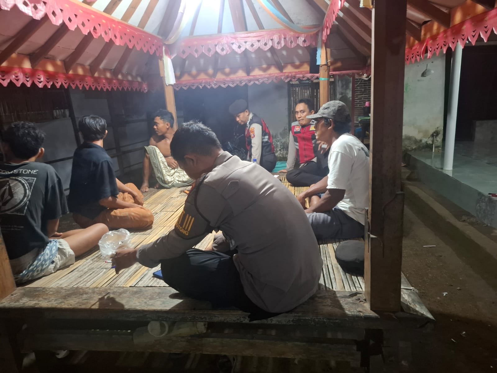 Kegiatan Patroli Dialogis Polsek Sekotong Mendapat Sambutan Hangat dari Tokoh Masyarakat (3) Kedekatan Polisi dan Warga Sekotong, Upaya Nyata Jaga Kamtibmas