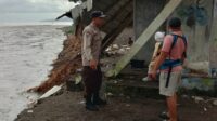 Langkah Cepat Polsek Batulayar Cegah Bencana di Pantai Buaya Putih (6) Langkah Tanggap Dini Polsek Batulayar Hadapi Cuaca Buruk di Meninting