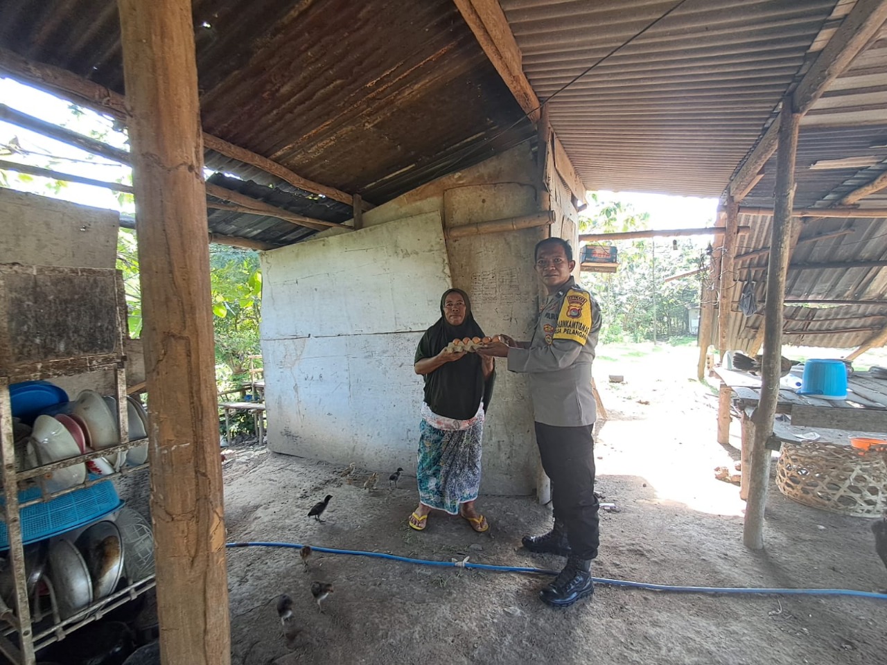 Nutrisi Mantap, Inisiatif Polsek Sekotong untuk Warga Rentan (1) Bhabinkamtibmas Sekotong Giatkan Bantuan Sosial ke Warga Rentan