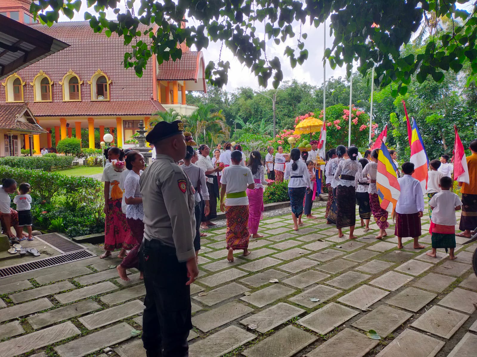 Pengamanan Ketat Iringi Prosesi Nunas Tirta Suci Waisak di Mareje Lembar Lombok Barat (3) Pengambilan Air Suci Waisak di Kemalik Tendaun Berjalan Aman