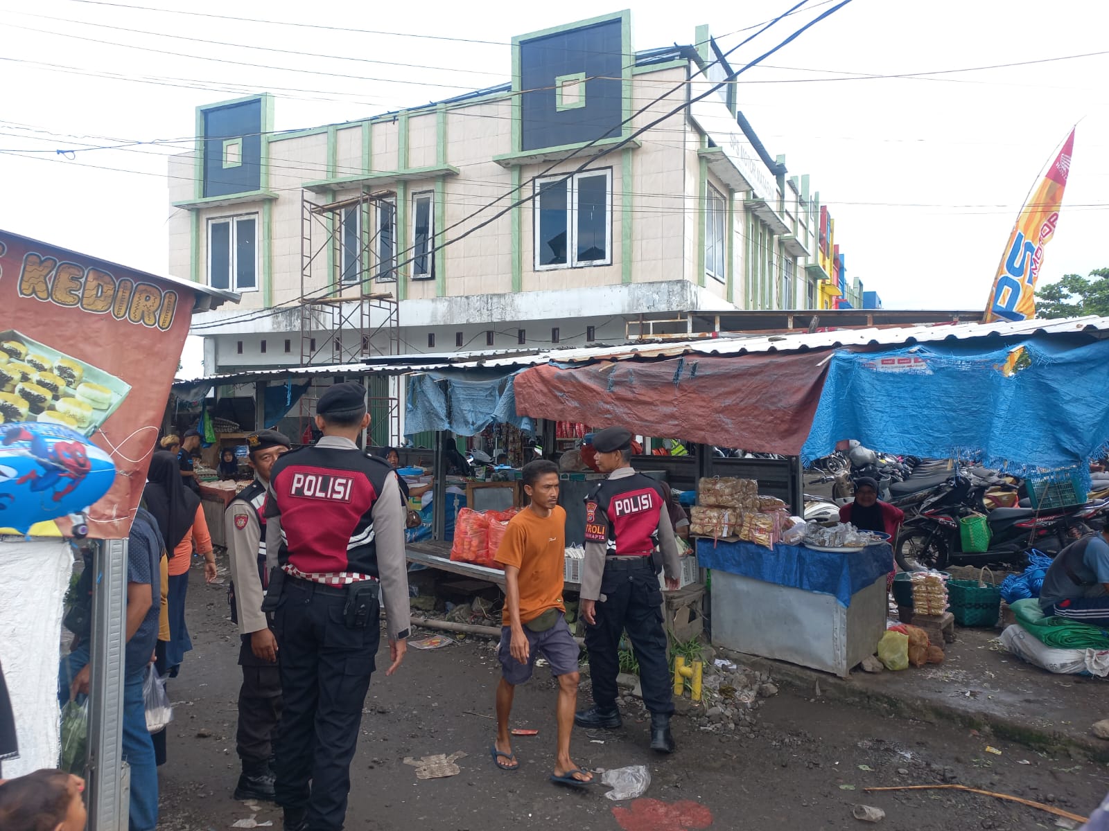 Polres Lombok Barat Gencarkan Patroli Preventif Antisipasi Premanisme di Pusat Ekonomi (3) Polres Lombok Barat Kenalkan KEMOS dalam Patroli Pasar Kediri