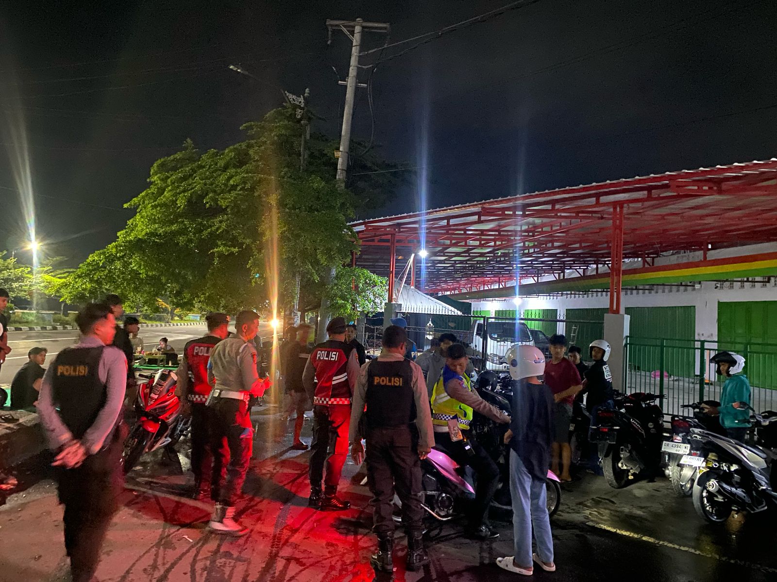 Polres Lombok Barat Tingkatkan Patroli Malam di Tempat Hiburan Guna Cegah Gangguan Kamtibmas (3) Polres Lombok Barat Tingkatkan Patroli Malam di Tempat Hiburan Guna Cegah Gangguan Kamtibmas