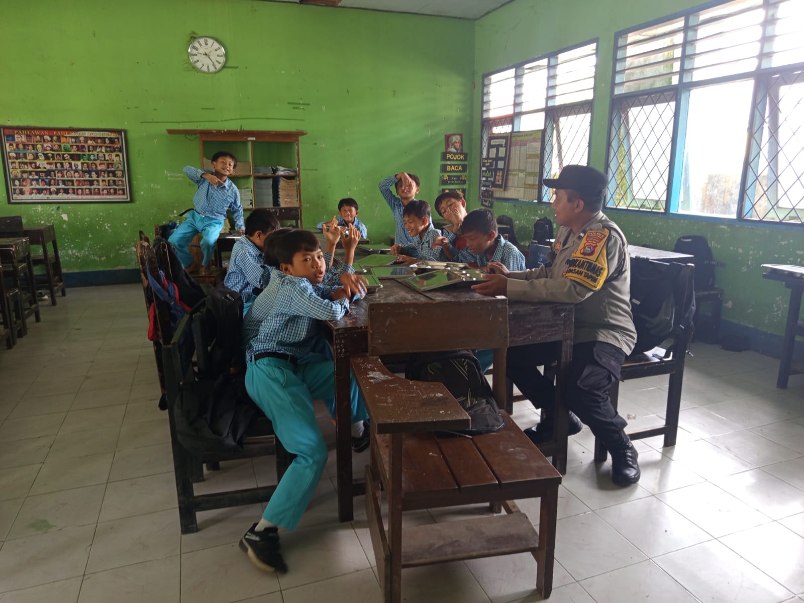 Polsek Gerung Kawal Pemberian Makan Bergizi Gratis di Dua Sekolah Dasar Dasan Tapen (1) Sinergi Polsek Gerung dan SPPG Wujudkan Program Makan Bergizi di SDN Dasan Tapen
